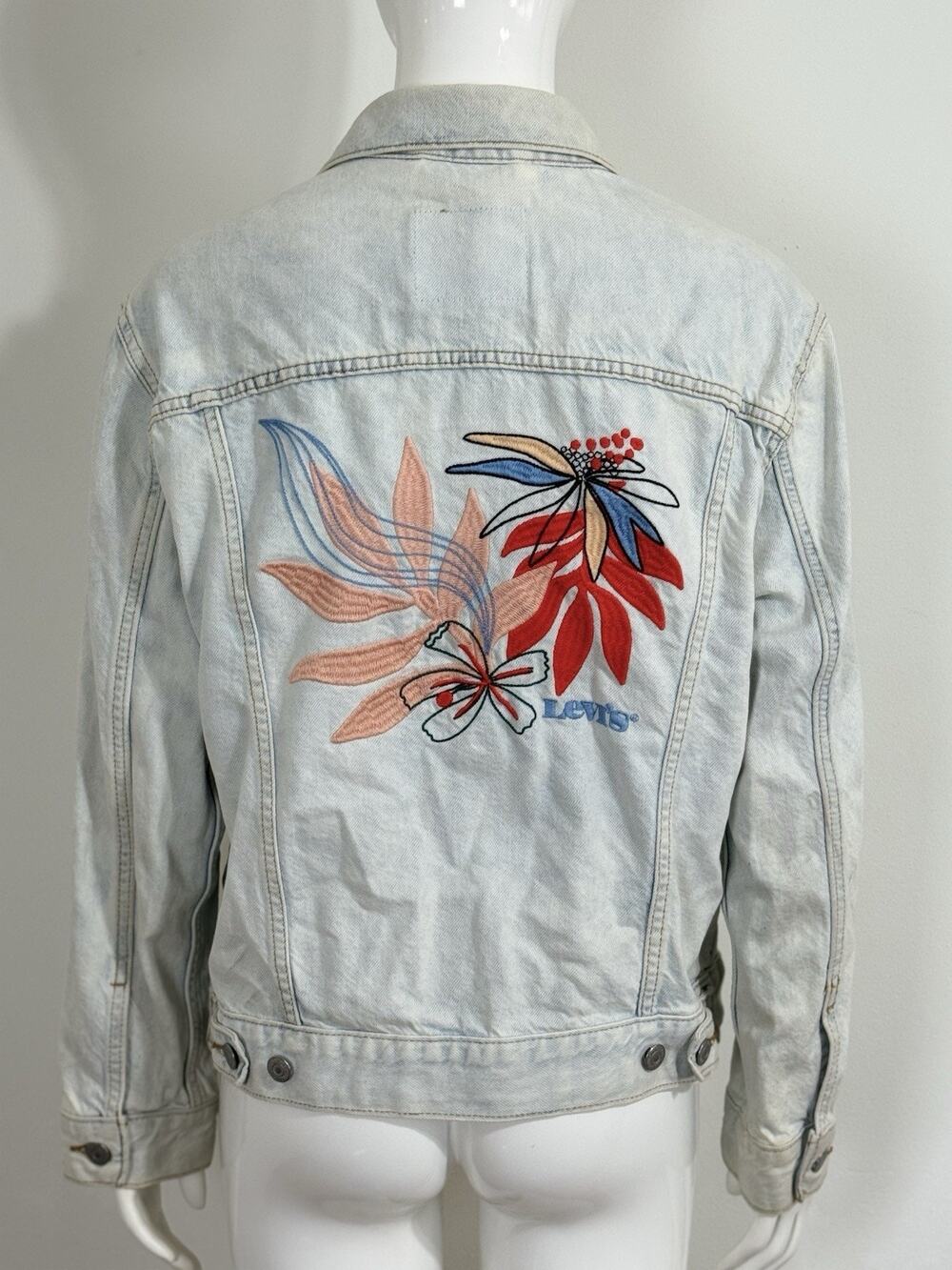 ⁠Levis Women Ex Boyfriend Floral Embroidered Denim Trucker Jacket Light Wash S